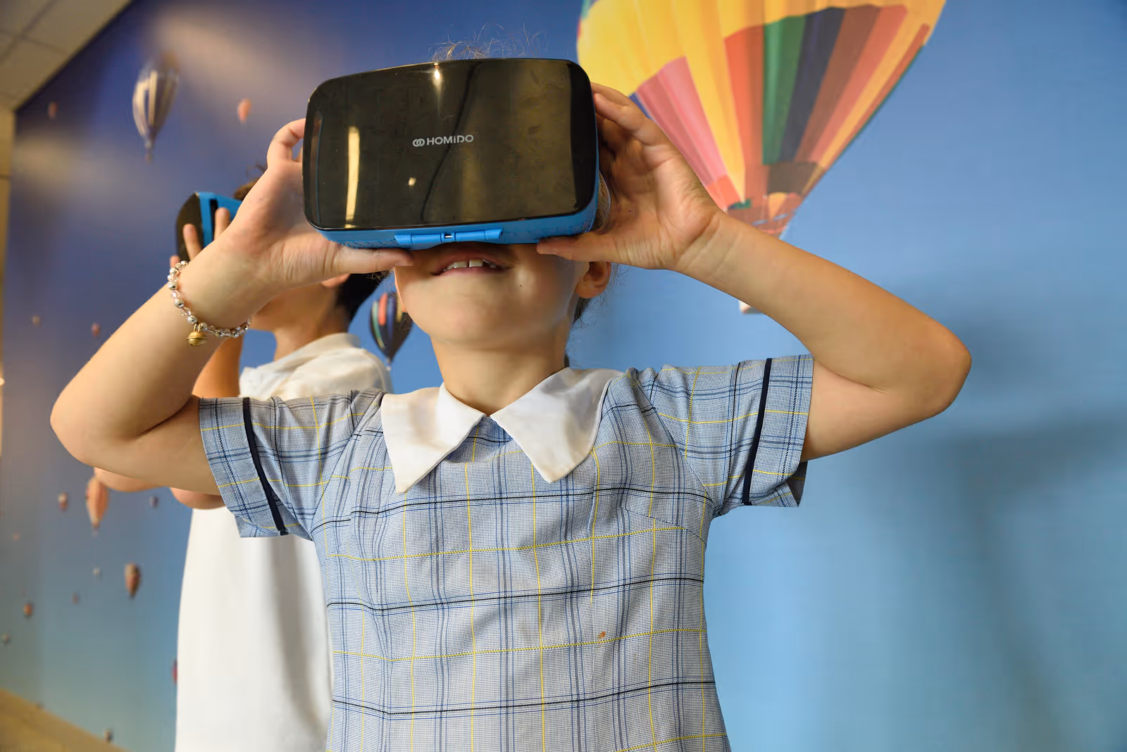 Elev använder VR-headset